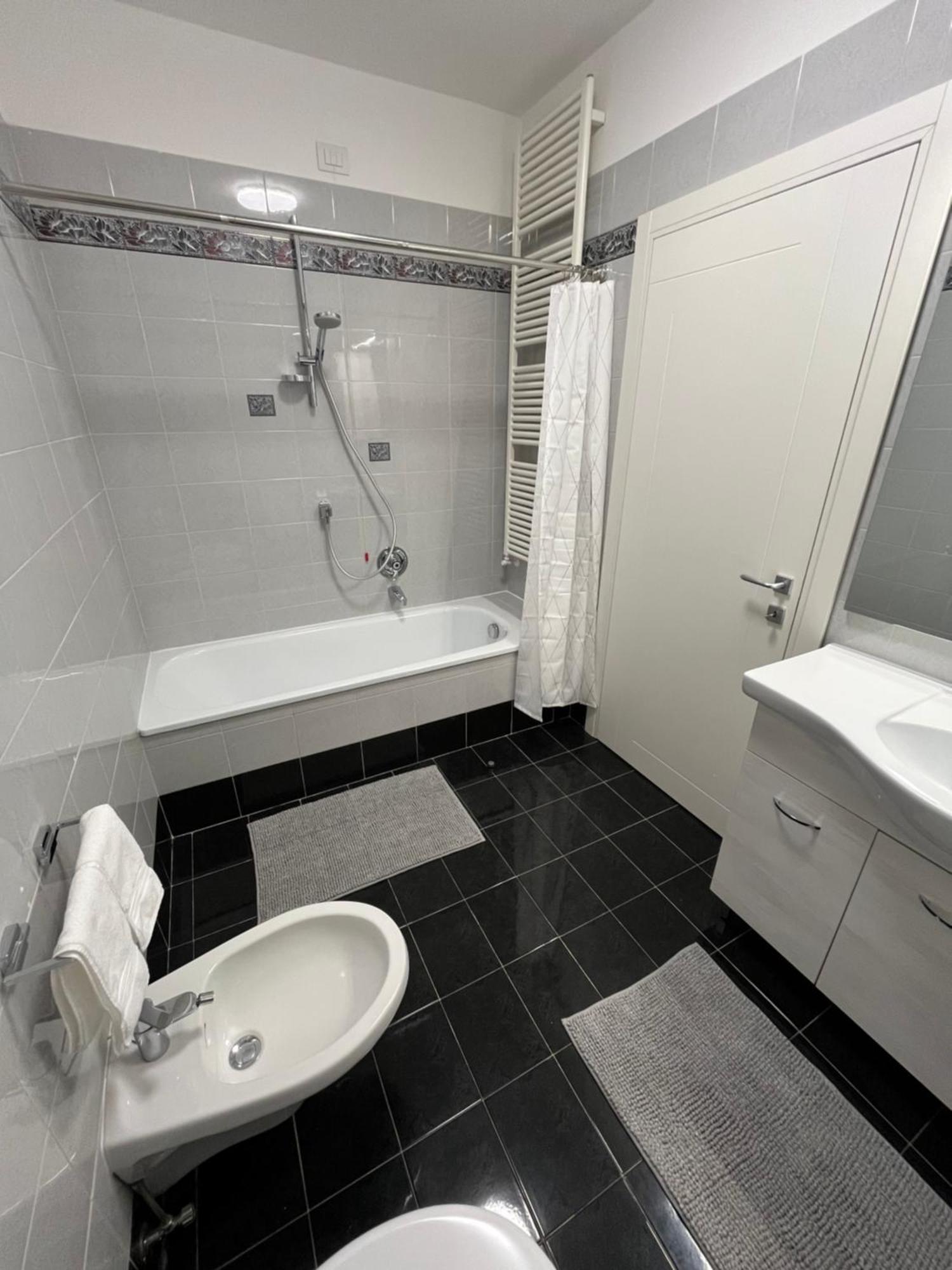 B&B Alessandro Private Room & Bathroom In Shared Apartment Arco Exteriör bild